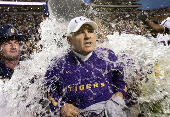 BATON ROUGE, LA - NOVEMBER 25:  Head coach Les Miles of the LSU Tigers gets drenched by a cooler of ice water after defeating the Arkansas Razorbacks 19-17 on November 25, 2005 at Tiger Stadium in Baton Rouge, Louisiana.  (Photo by Chris Graythen/Getty Im