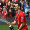 MANCHESTER, ENGLAND - MAY 16:  Ryan Giggs of Manchester United celebrates winning the Barclays Premier League trophy after the Barclays Premier League match between Manchester United and Arsenal at Old Trafford on May 16, 2009 in Manchester, England.  (Ph