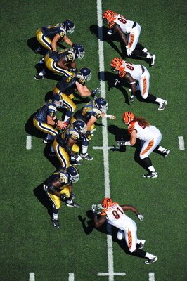 EAST RUTHERFORD, NJ - OCTOBER 12:  Brett Favre #4 of the New York Jets takes the snap against the Cincinnati Bengals during their game on October 12, 2008 at Giants Stadium in East Rutherford, New Jersey.  (Photo by Al Bello/Getty Images)