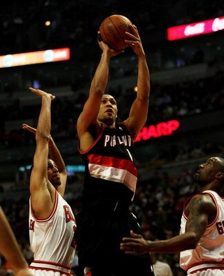 CHICAGO - JANUARY 12: Brandon Roy #7 of the Portland Trail Blazers puts up a shot between Thabo Sefolosha #2 and Ben Gordon #7 of the Chicago Bulls on January 12, 2009 at the United Center in Chicago, Illinois. The Trail Blazers defeated the Bulls 109-95.