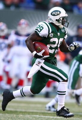 EAST RUTHERFORD, NJ - DECEMBER 14:  Leon Washington #29 of the New York Jets runs the ball against the Buffalo Bills on December 14, 2008 at Giants Stadium in East Rutherford, New Jersey.  (Photo by Al Bello/Getty Images)