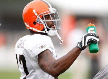 BEREA, OH - AUGUST 07:  Braylon Edwards #17 of the Cleveland Browns gets a drink during training camp at the Cleveland Browns Training and Administrative Complex on August 7, 2009 in Berea, Ohio.  (Photo by Gregory Shamus/Getty Images)