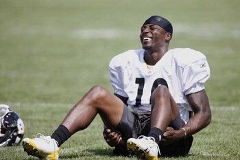 LATROBE, PA - AUGUST 06:  Santonio Holmes #10 of the Pittsburgh Steelers smiles while stretching during training camp at St. Vincent College on August 6, 2009 in Latrobe, Pennsylvania.  (Photo by Gregory Shamus/Getty Images)