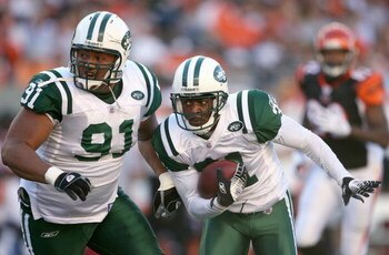 CINCINNATI - OCTOBER 21: Hank Poteat #31 of the New York Jets carries the ball as Sione Pouha #91 helps block during the NFL game against the Cincinnati Bengals on October 21, 2007 at Paul Brown Stadium in Cincinnati, Ohio. (Photo by Andy Lyons/Getty Imag