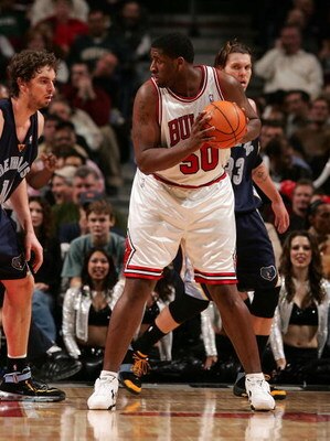 CHICAGO - JANUARY 13:  Michael Sweetney #50 of the Chicago Bulls ilooks to pass against the Memphis Grizzlies January 13, 2007 at the United Center in Chicago, Illinois. The Bulls won 111-66. NOTE TO USER: User expressly acknowledges and agrees that, by d