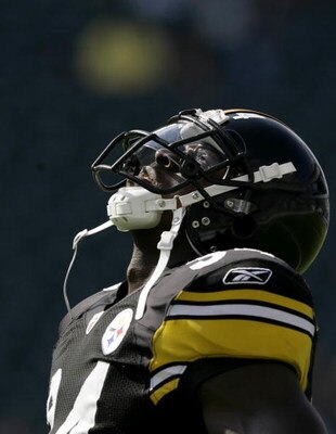 PHILADELPHIA - SEPTEMBER 21: Rashard Mendenhall #34 of the Pittsburgh Steelers stretches during pre-game warmups before their game against the Pittsburgh Steelers on September 21, 2008 at Lincoln Financial Field in Philadelphia, Pennsylvania. (Photo by Ch