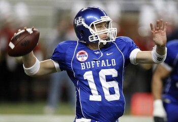 DETROIT - DECEMBER 05:  Drew Willy #16 of the Buffalo Bulls throws a pass while playing the Ball State Cardinals during the second quarter of the MAC Championship game on December 5, 2008 at Ford Field in Detroit, Michigan.  (Photo by Gregory Shamus/Getty