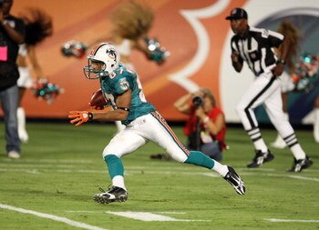 MIAMI - AUGUST 17:  Wide receiver Chris Williams #87 of the Miami Dolphins looks for room to run on a kick return against the Jacksonville Jaguars during a preseason game at Landshark Stadium on August 17, 2009 in Miami, Florida.  (Photo by Doug Benc/Gett