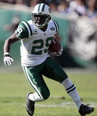 OAKLAND, CA - OCTOBER 19:  Leon Washington #29 of the New York Jets carries the ball during the game against the Oakland Raiders on October 19, 2008 at the Oakland-Alameda County Coliseum in Oakland, California. (Photo by Jed Jacobsohn/Getty Images)