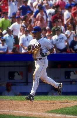 18 Jul 1998: Infielder Carlos Baerga #8 of the New York Mets in action during the game against the Philadelphia Phillies at Shea Stadium in Flushing, New York. The Mets defeated the Phillies 7-0.