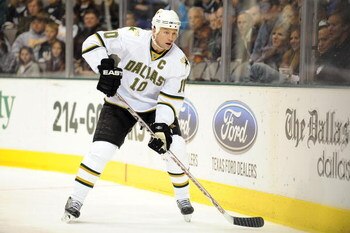 DALLAS - NOVEMBER 20:  Left wing Brenden Morrow #10 of the Dallas Stars during play against the Chicago Blackhawks at the American Airlines Center on November 20, 2008 in Dallas, Texas.  (Photo by Ronald Martinez/Getty Images)