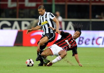 MILAN, ITALY - AUGUST 17:  Ronaldinho of Milan (R) and Felipe Melo of Juventus battel for the ball during the Luigi Berlusconi Trophy match between AC Milan and Juventus FC at Giuseppe Meazza Stadium on August 17, 2009 in Milan, Italy.  (Photo by Claudio 