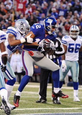 EAST RUTHERFORD, NJ - NOVEMBER 02:  Steve Smith #12 of the New York Giants scores a touchdown as Orlando Scandrick #32 of the Dallas Cowboys defends during their game on November 2, 2008 at Giants Stadium in East Rutherford, New Jersey.  (Photo by Al Bell