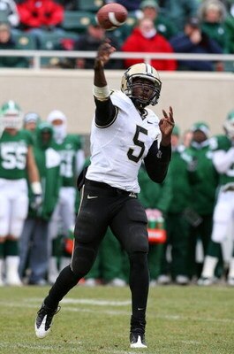 EAST LANSING, MI - NOVEMBER 08:  Justin Siller #5 of the Purdue Boilermakers throws a pass against the Michigan State Spartans at Spartan Stadium on November 8, 2008 in East Lansing, Michigan.  (Photo by Jim McIsaac/Getty Images)