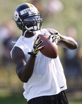 LATROBE, PA - AUGUST 06:  Santonio Holmes #10 of the Pittsburgh Steelers does catching drills during training camp at St. Vincent College on August 6, 2009 in Latrobe, Pennsylvania.  (Photo by Gregory Shamus/Getty Images)