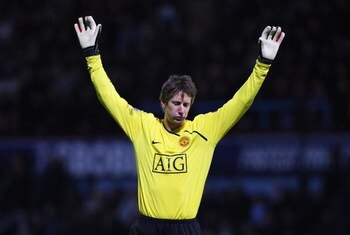 LONDON, ENGLAND - MAY 05:  Edwin van der Sar celebrates after Ji-Sung Park of Manchester United scores the first goal of the game during the UEFA Champions League Semi Final Second Leg match between Arsenal and Manchester United at Emirates Stadium on May