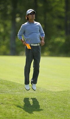 NORTON, MA - SEPTEMBER 06:  Kevin Na jumps for a better view as he prepares to play his second shot from the rough on the 15th hole during the third round of the Deutsche Bank Championship at TPC Boston held on September 6, 2009 in Norton, Massachusetts. 