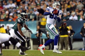 PHILADELPHIA - DECEMBER 28:  Jason Witten #82 of the Dallas Cowboys makes a catch against the Philadelphia Eagles on December 28, 2008 at Lincoln Financial Field in Philadelphia, Pennsylvania.  (Photo by Jim McIsaac/Getty Images)