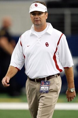 ARLINGTON, TX - SEPTEMBER 05:  Head coach Bob Stoops of the Oklahoma Sooners before a game against the Brigham Young Cougars at Cowboys Stadium on September 5, 2009 in Arlington, Texas.  (Photo by Ronald Martinez/Getty Images)