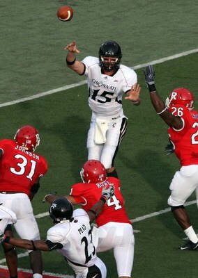 PISCATAWAY, NJ - SEPTEMBER 07:  Tony Pike #15 of the Cincinnati Bearcats throws a pass against the Rutgers Scarlet Knights at Rutgers Stadium on September 7, 2009 in Piscataway, New Jersey.   by Jim McIsaac/Getty Images)  (Photo by Jim McIsaac/Getty Image