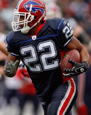 ORCHARD PARK, NY - DECEMBER 28:  Fred Jackson #22 of the Buffalo Bills carries the ball during the game against the New England Patriots on December 28, 2008 at Ralph Wilson Stadium in Orchard Park, New York. (Photo by Rick Stewart/Getty Images)