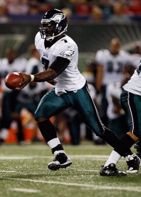 EAST RUTHERFORD, NJ - SEPTEMBER 3:  Michael Vick #7 of the Philadelphia Eagles hands off the ball during the game against the New York Jets on September 3, 2009 at Giants Stadium in East Rutherford, New Jersey. (Photo by Jared Wickerham/Getty Images)