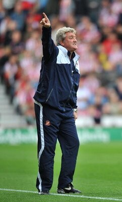 STOKE ON TRENT, ENGLAND - AUGUST 29:  Manager Steve Bruce of Sunderland shouts at his players during the Barclays Premier League match between Stoke City and Sunderland at Britannia Stadium on August 29, 2009 in Stoke on Trent, England.  (Photo by Christo