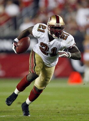 GLENDALE, AZ - NOVEMBER 10:  Frank Gore #21 of the San Francisco 49ers runs against the Arizona Cardinals during the game at University of Phoenix Stadium on November, 10 2008 in Glendale, Arizona.  The Cardinals won 29-24.  (Photo by Harry How/Getty Imag