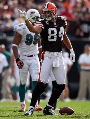 CLEVELAND - OCTOBER 14:  Joe Jurevicius #84 of the Cleveland Browns signals for a first down after a reception during the NFL game against the Miami Dolphins at Cleveland Browns Stadium October 14, 2007 in Cleveland, Ohio.  (Photo by Andy Lyons/Getty Imag