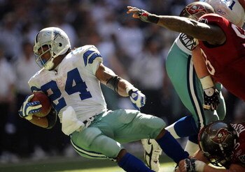 IRVING, TX - OCTOBER 26:  Running back Marion Barber #24 of the Dallas Cowboys runs the ball against the Tampa Bay Buccaneers at Texas Stadium on October 26, 2008 in Irving, Texas.  (Photo by Ronald Martinez/Getty Images)