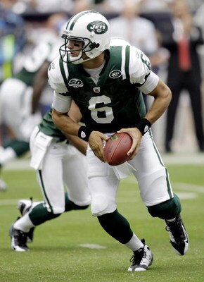 HOUSTON - SEPTEMBER 13:  Quarterback Mark Sanchez #6 of the New York Jets looks to hand off to a running back at Reliant Stadium on September 13, 2009 in Houston, Texas.  (Photo by Bob Levey/Getty Images)