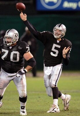 OAKLAND, CA - DECEMBER 31:  Kerry Collins #5 of the Oakland Raiders passes the ball against the New York Giants on December 31, 2005 at McAfee Stadium in Oakland, California. The Giants defeated the Raiders 30-21 to win the NFC East title.  (Photo by Step