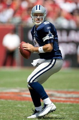 TAMPA, FL - SEPTEMBER 13:  Quarterback Tony Romo #9 of the Dallas Cowboys looks for an open receiver against the Tampa Bay Buccaneers during the game at Raymond James Stadium on September 13, 2009 in Tampa, Florida.  (Photo by J. Meric/Getty Images)