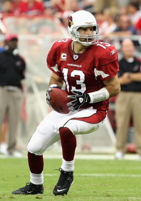 GLENDALE, AZ - SEPTEMBER 13:  Quarterback Kurt Warner #13 of the Arizona Cardinals drops back to pass during the NFL game against the San Francisco 49ers at the Universtity of Phoenix Stadium on September 13, 2009 in Glendale, Arizona. The 49ers defeated 