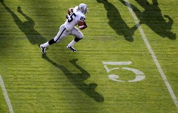 SAN FRANCISCO - AUGUST 22: Justin Fargas #25 of the Oakland Raiders runs against the San Francisco 49ers during a preseason game on August 22, 2009 at Candlestick Park in San Francisco, California.  (Photo by Jed Jacobsohn/Getty Images)