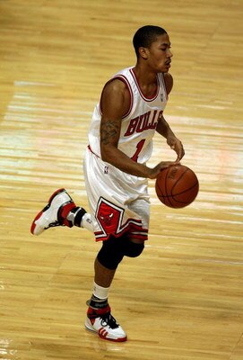 CHICAGO - DECEMBER 17: Derrick Rose #1 of the Chicago Bulls brings the ball upcourt against the Los Angeles Clippers on December 17, 2008 at the United Center in Chicago, Illinois. NOTE TO USER: User expressly acknowledges and agreees that, by downloading