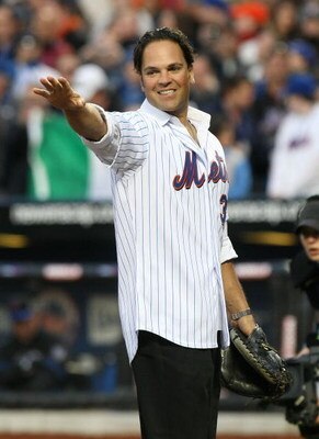 NEW YORK - APRIL 13:  Former Mets catcher Mike Piazza greets fans before catching the ceremonial first pitch before the San Diego Padres against the New York Mets during opening day at Citi Field on April 13, 2009 in the Flushing neighborhood of the Queen